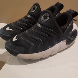 NIKE DYNAMO Go Black & White Unisex sneakers